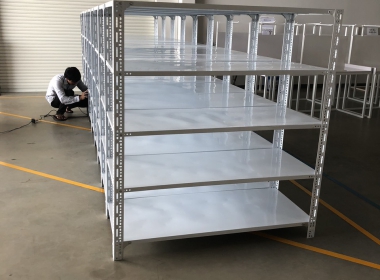 Lắp đặt kệ sắt V lỗ: Tận dụng không gian hiệu quả với giải pháp chuyên nghiệp
