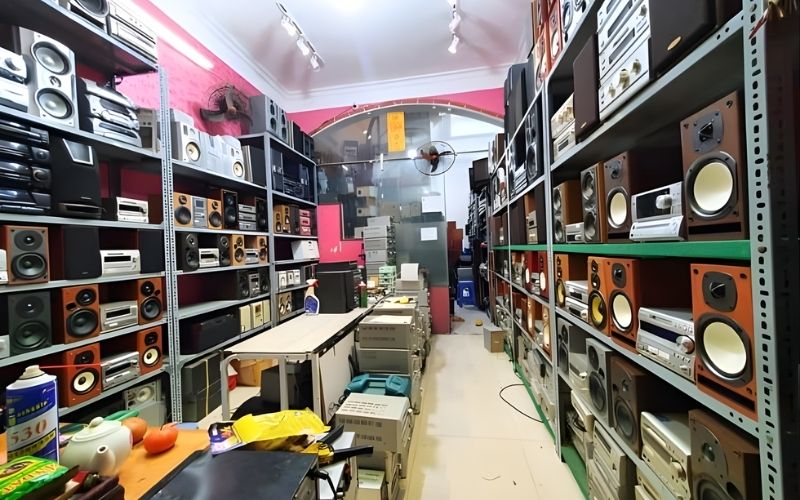 Vai trò của kệ amply sắt trong hệ thống âm thanh