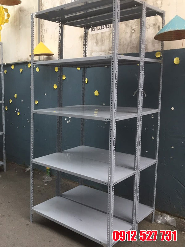 Ưu điểm khi sử dụng kệ sắt v lỗ tại Quận 9