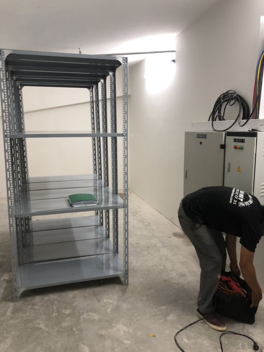 lắp đặt kệ sắt V lỗ