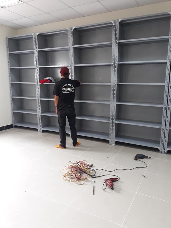 lắp đặt kệ sắt V lỗ